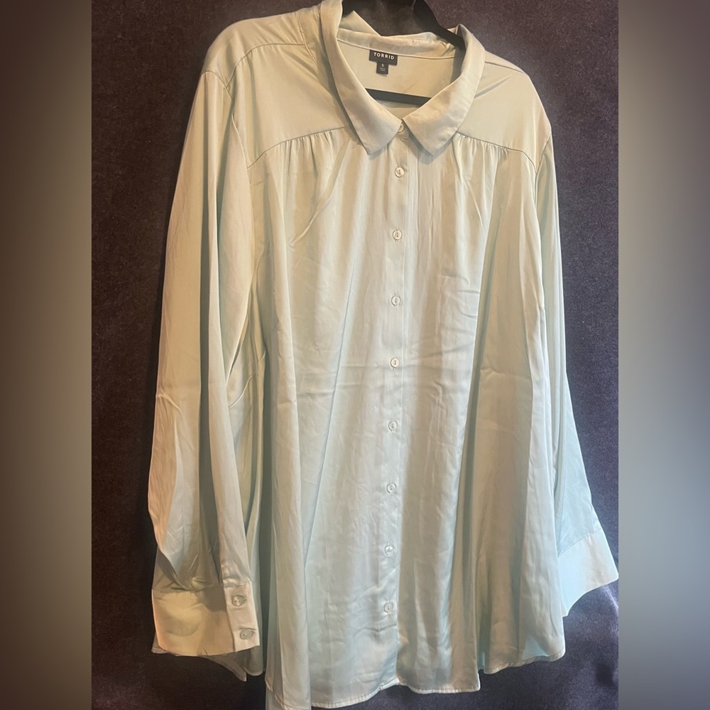 #69 Torrid 6/6X Madison Satin Button Up Shirt Harbor Grey (mint)